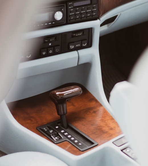 Interior de un coche con cambio automático