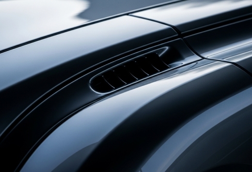 Detalle de la carrocería de un coche negro
